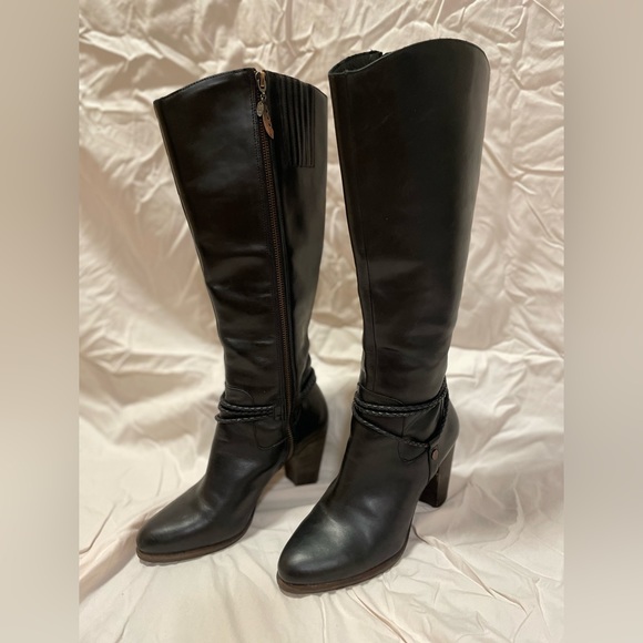 UGG Black Tall Heeled Boots - Picture 3 of 14